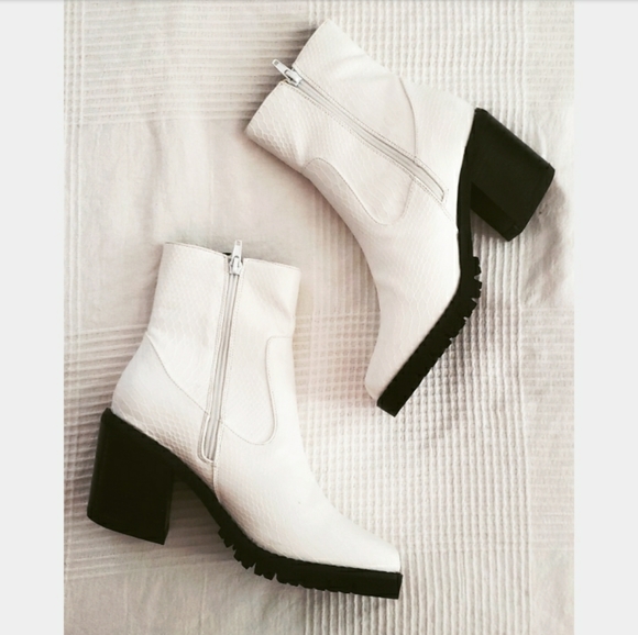 🚨Sleigh Ride collection// White bootie - Picture 4 of 4